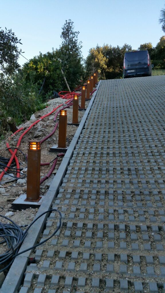Bornes lumineuses le long d'une allée
