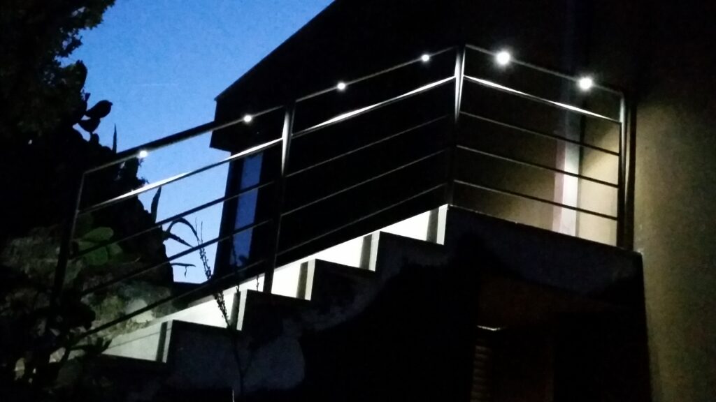 Spots encastrés sur une terrasse extérieure de nuit