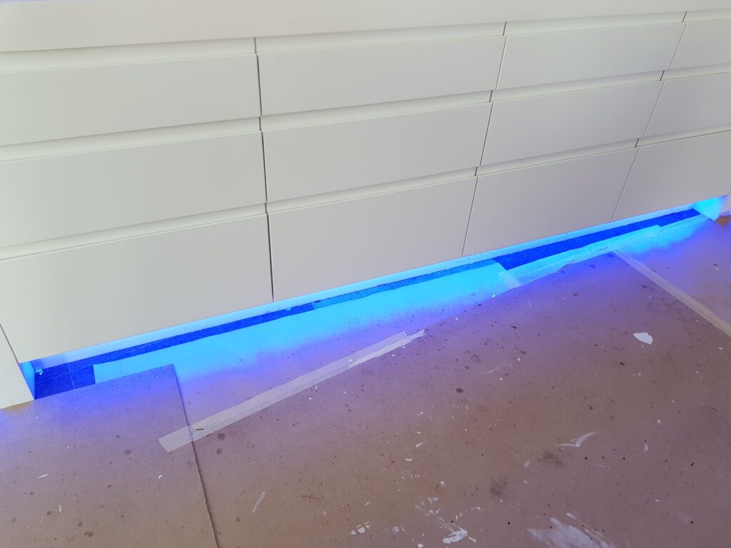 Bandeau LED bleu le long de meubles
