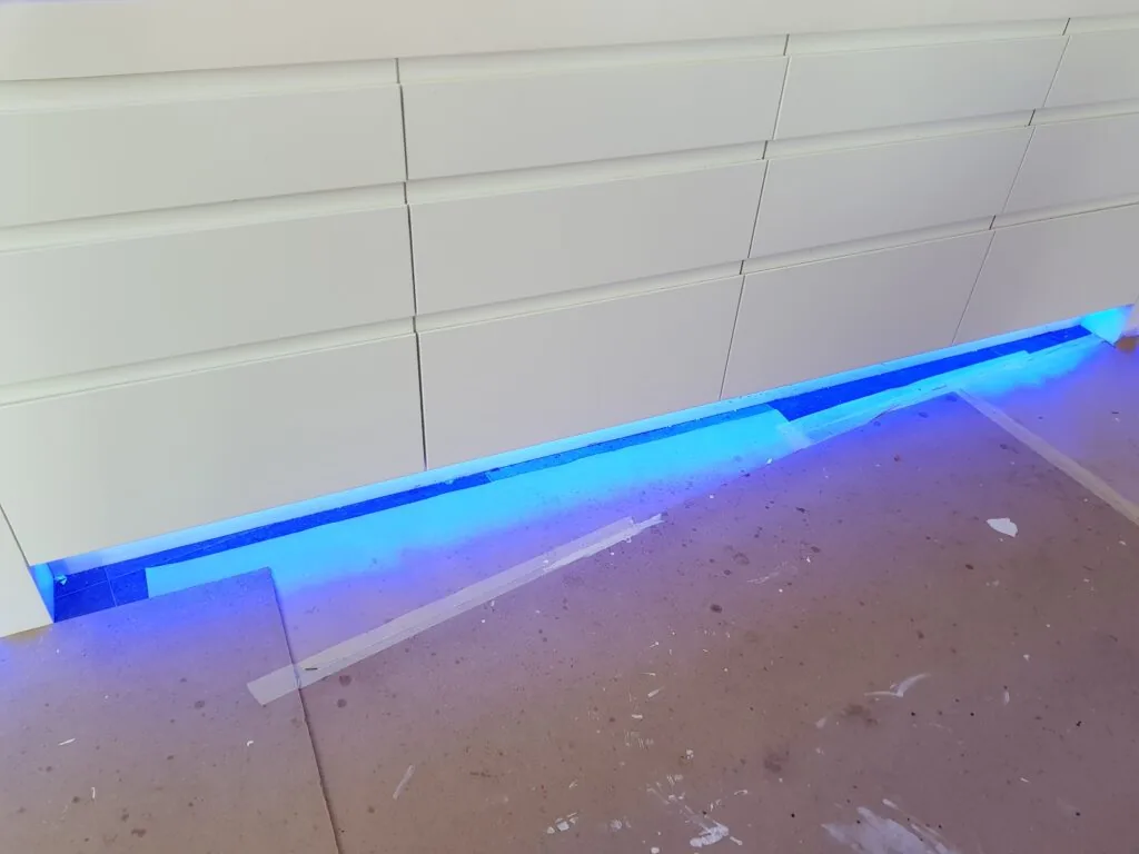 Bandeau LED bleu le long de meubles