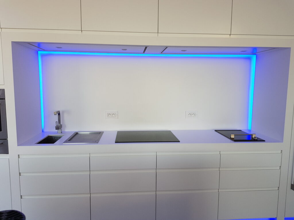 Éclairage LED bleu d'ambiance dans une cuisine