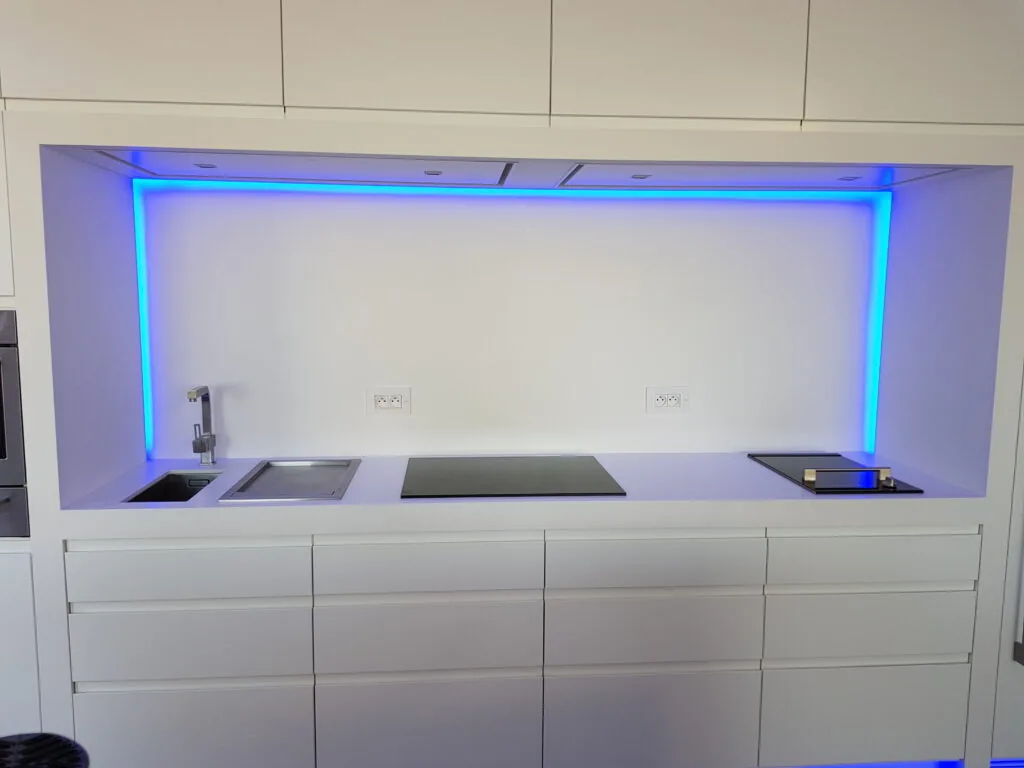 Éclairage LED bleu d'ambiance dans une cuisine