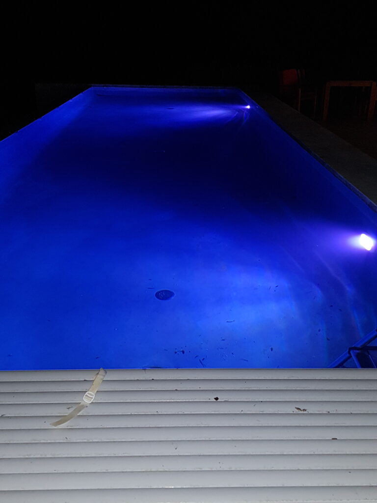 Éclairage LED d'une piscine