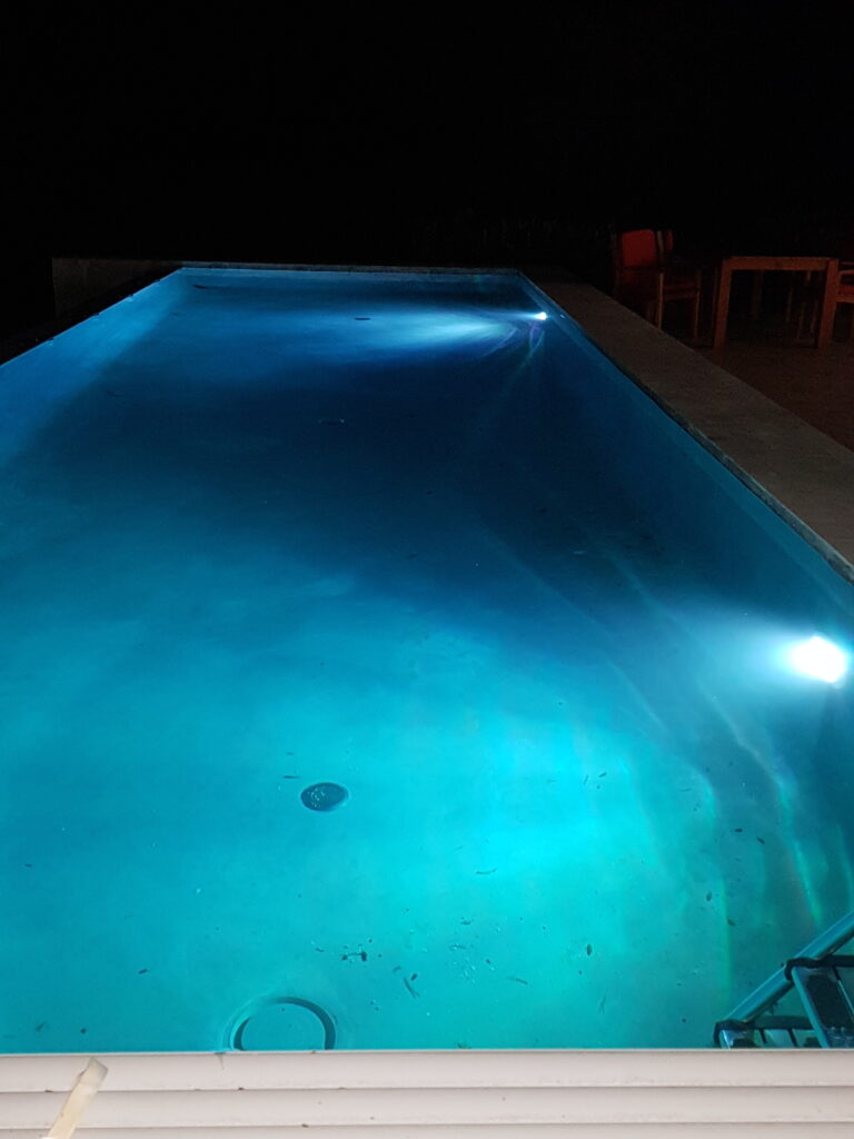 Piscine avec éclairage LED d'ambiance