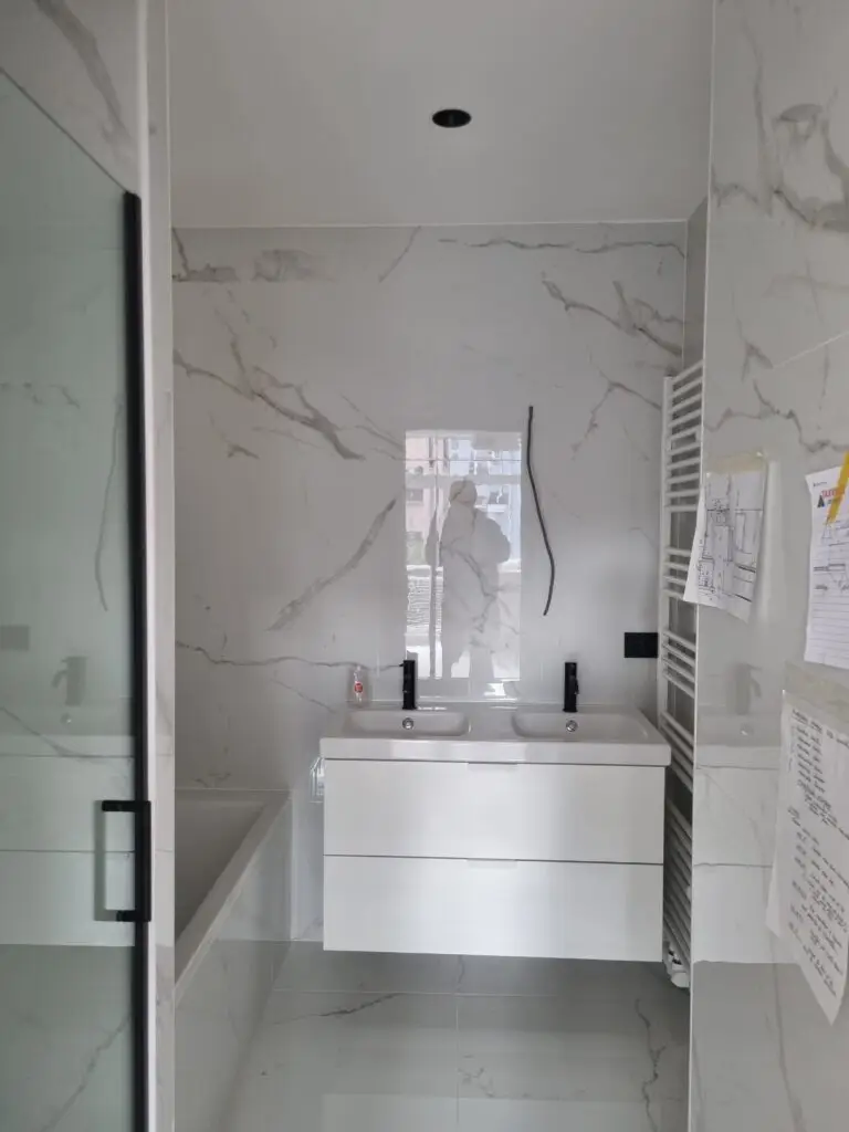 Salle de bain avec commandes domotique intégrées