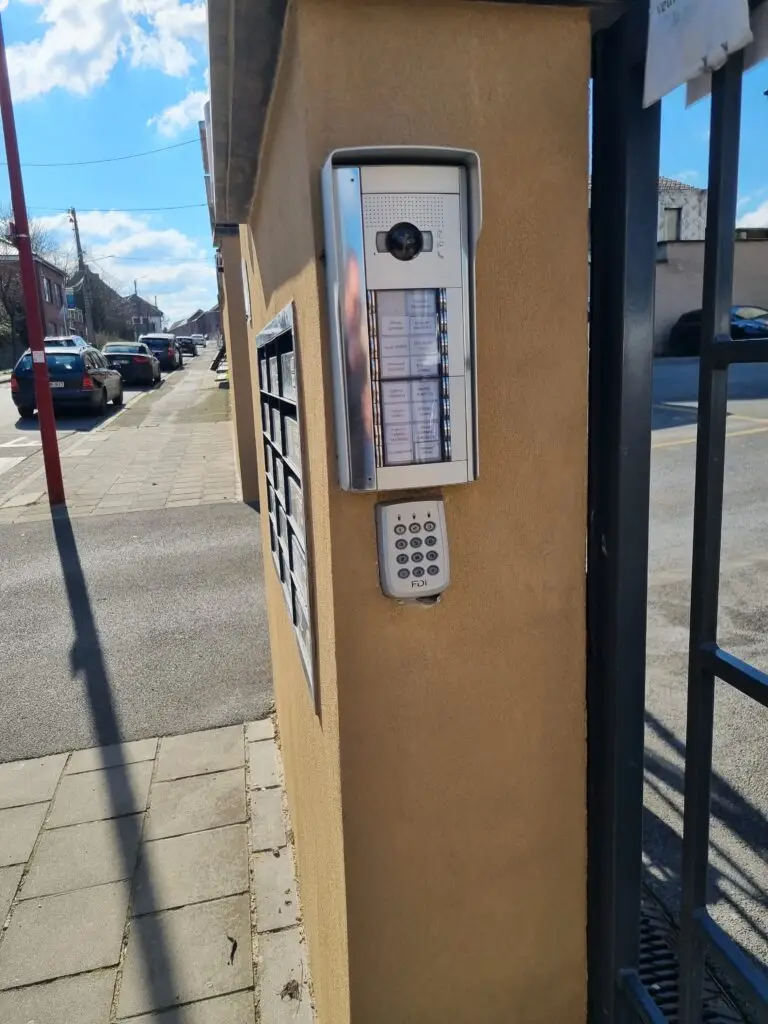 Platine de vidéophonie à l'entrée d'une propriété