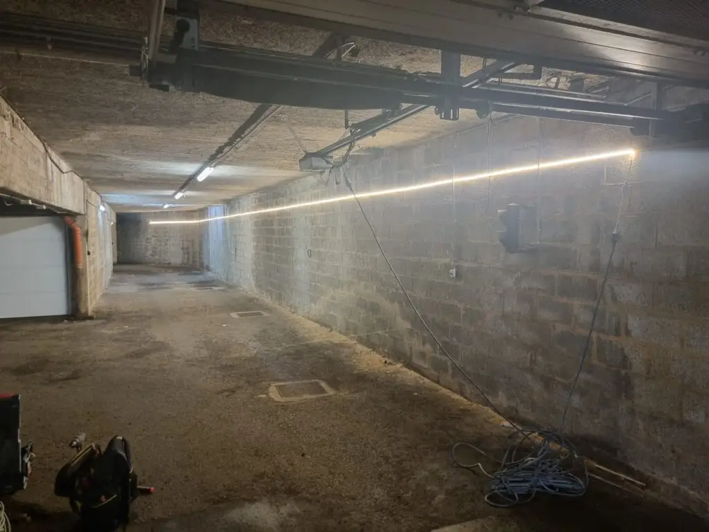Éclairage LED linéaire dans un parking