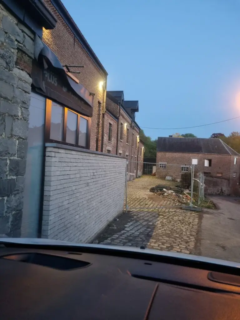 Éclairage extérieur d'une allée en soirée
