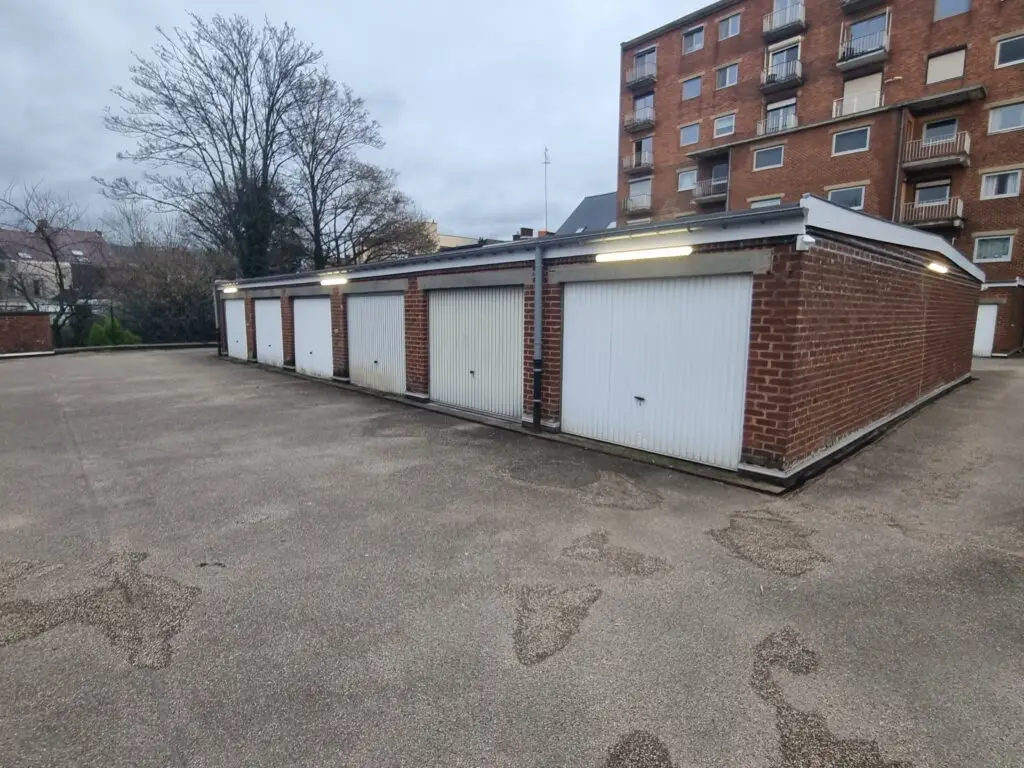 Éclairage extérieur d'un ensemble de garages