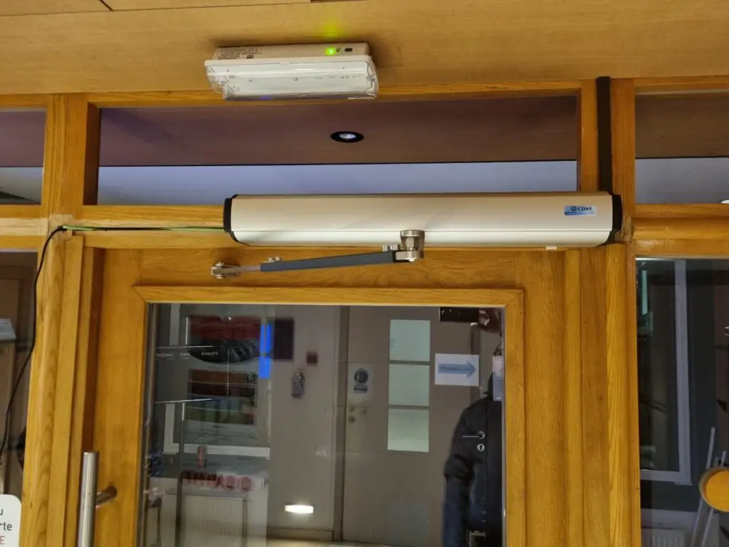Automatisation de porte pour contrôle d'accès
