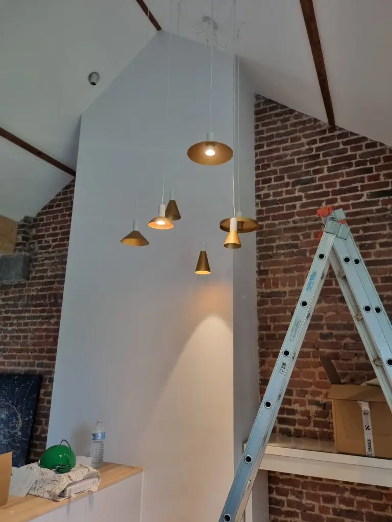 Suspensions design sur un mur en briques