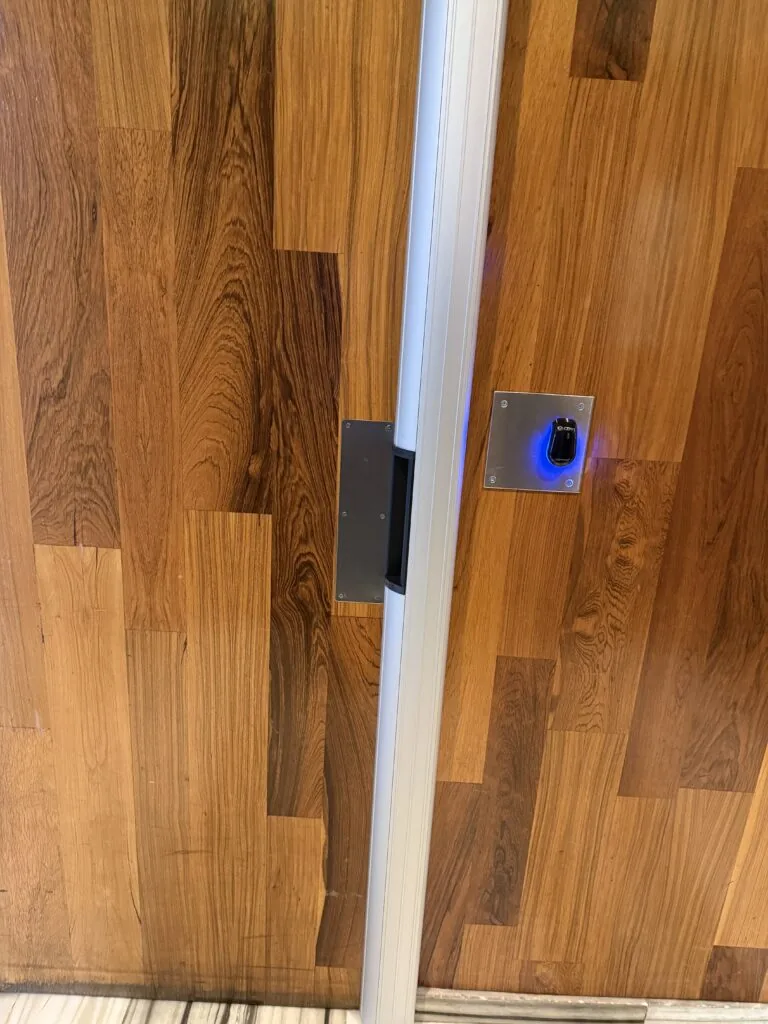 Lecteur de badge et gâche électrique sur une porte