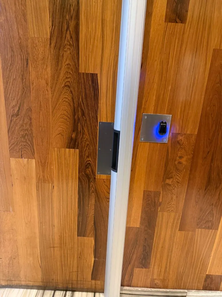 Lecteur de badge et gâche électrique sur une porte, contrôle d'accès ConceptDomotique