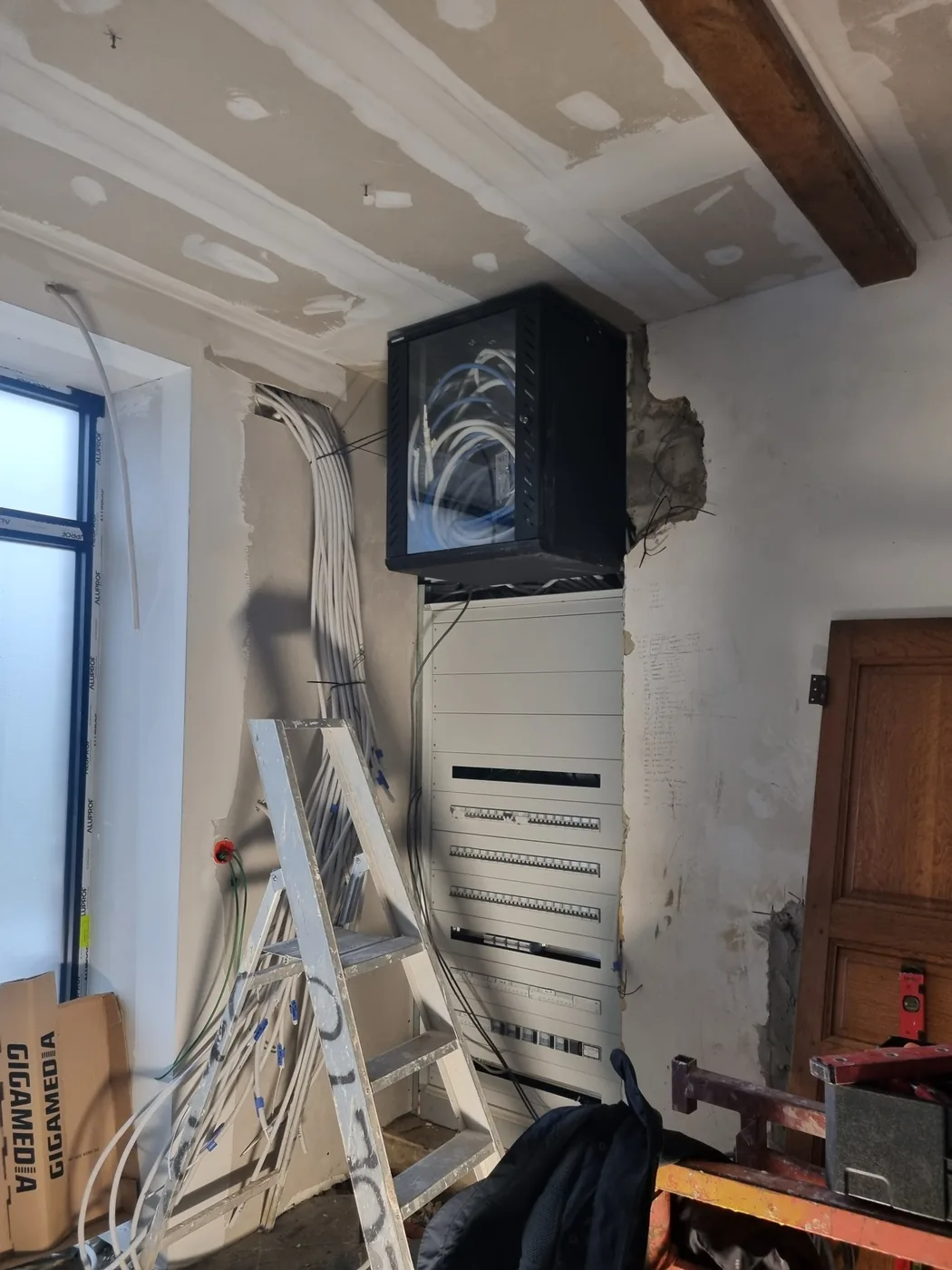 Baie réseau et tableau électrique installés en rénovation