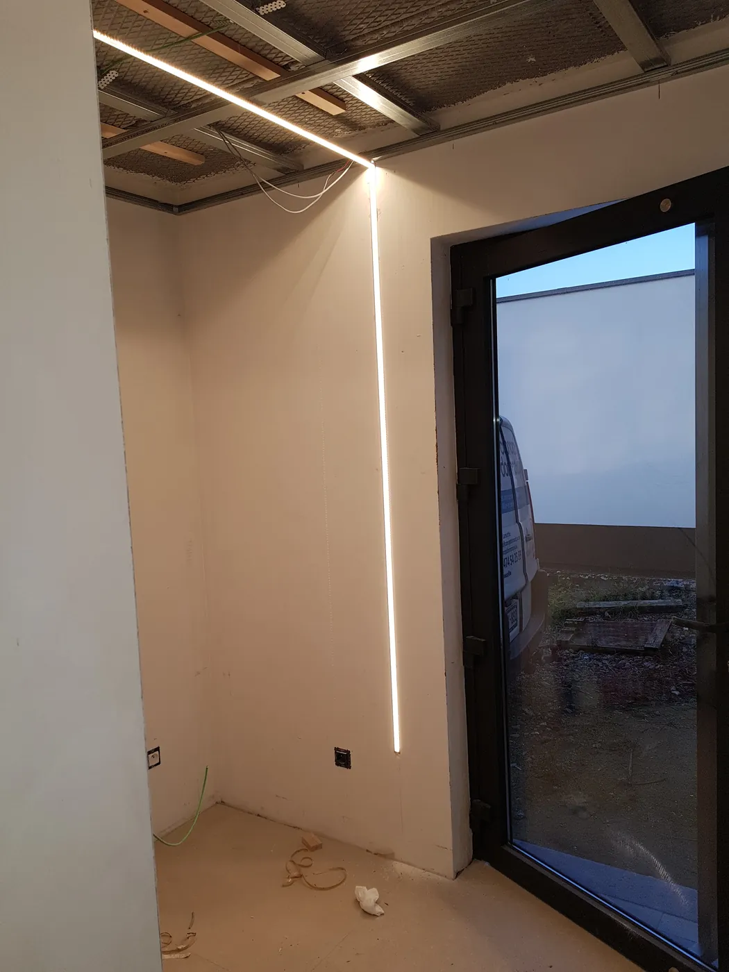 Bandeau LED d'ambiance près d'une porte vitrée