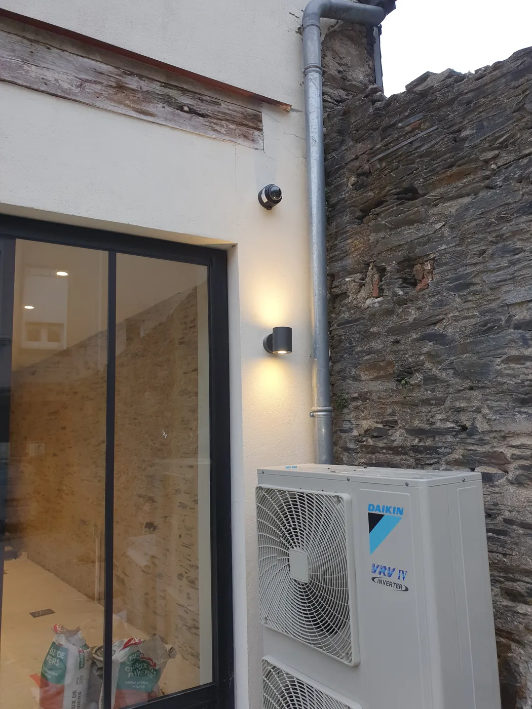 Caméra de surveillance et éclairage extérieur