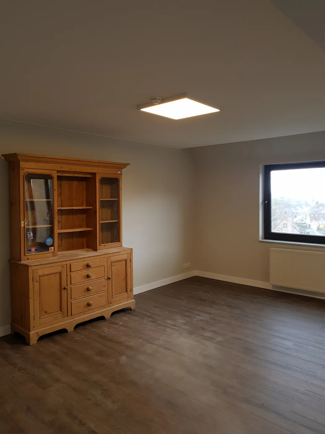 Dalle LED encastrée au plafond d'un séjour