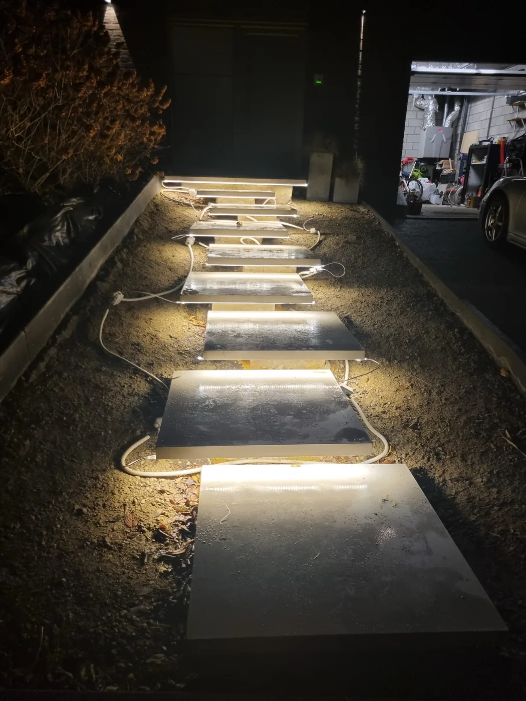 Allée extérieure éclairée par LED intégrées, de nuit