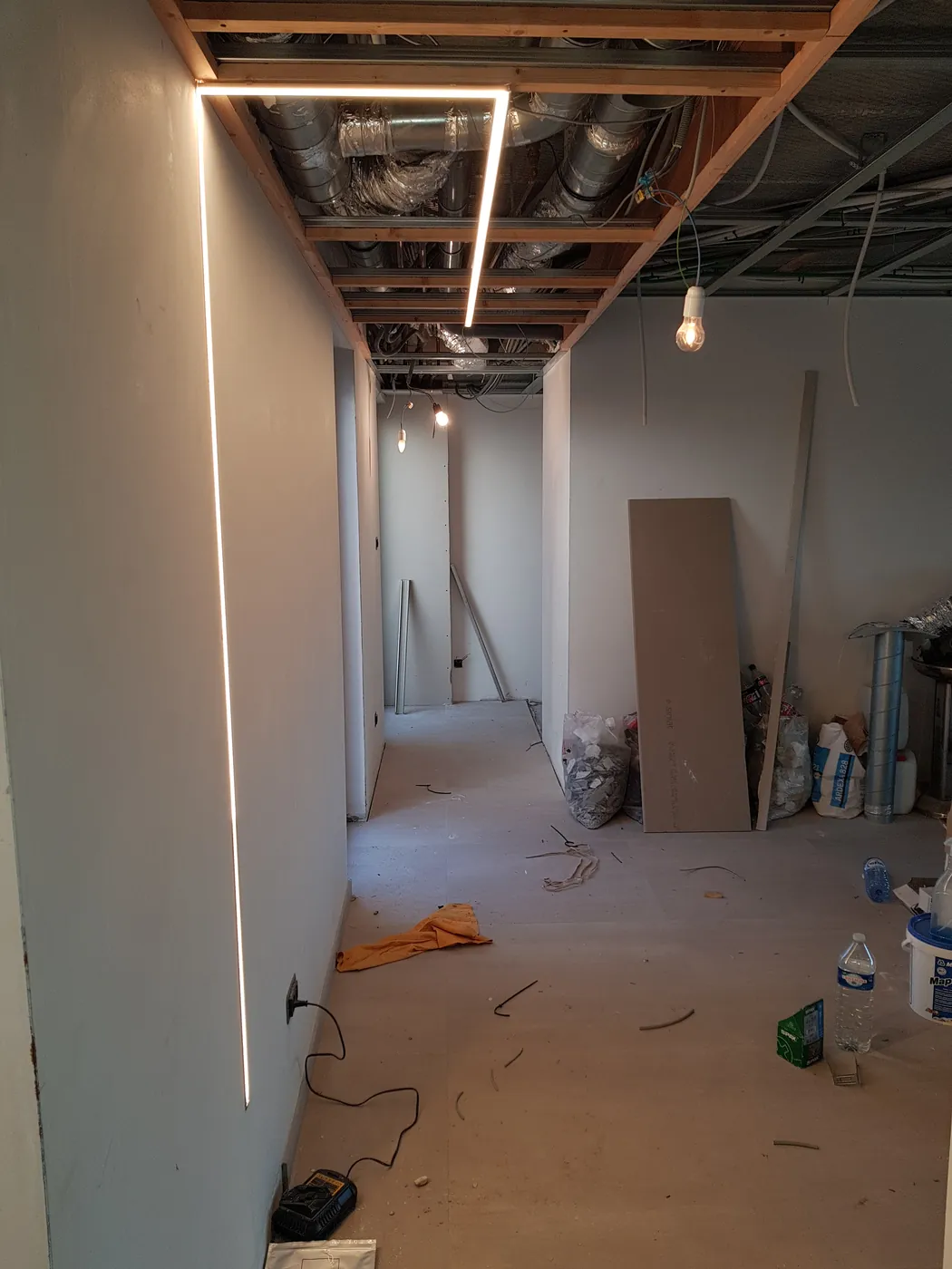 Éclairage LED linéaire dans un couloir en rénovation