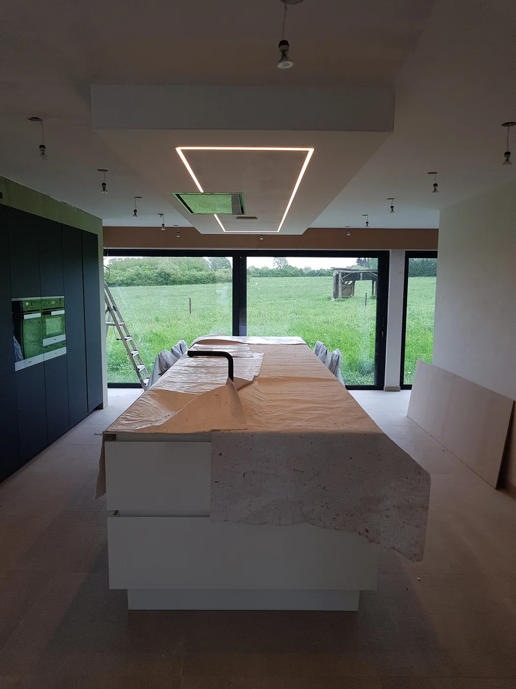 Éclairage LED design au-dessus d'un îlot de cuisine