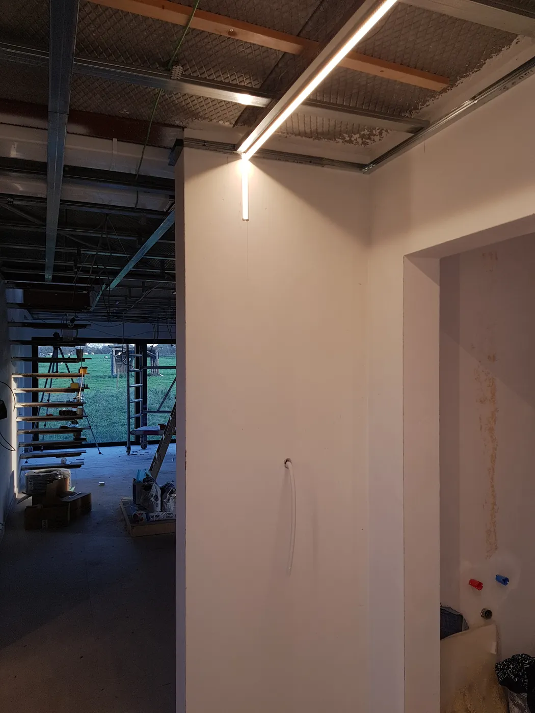 Éclairage LED intégré dans un plafond en chantier