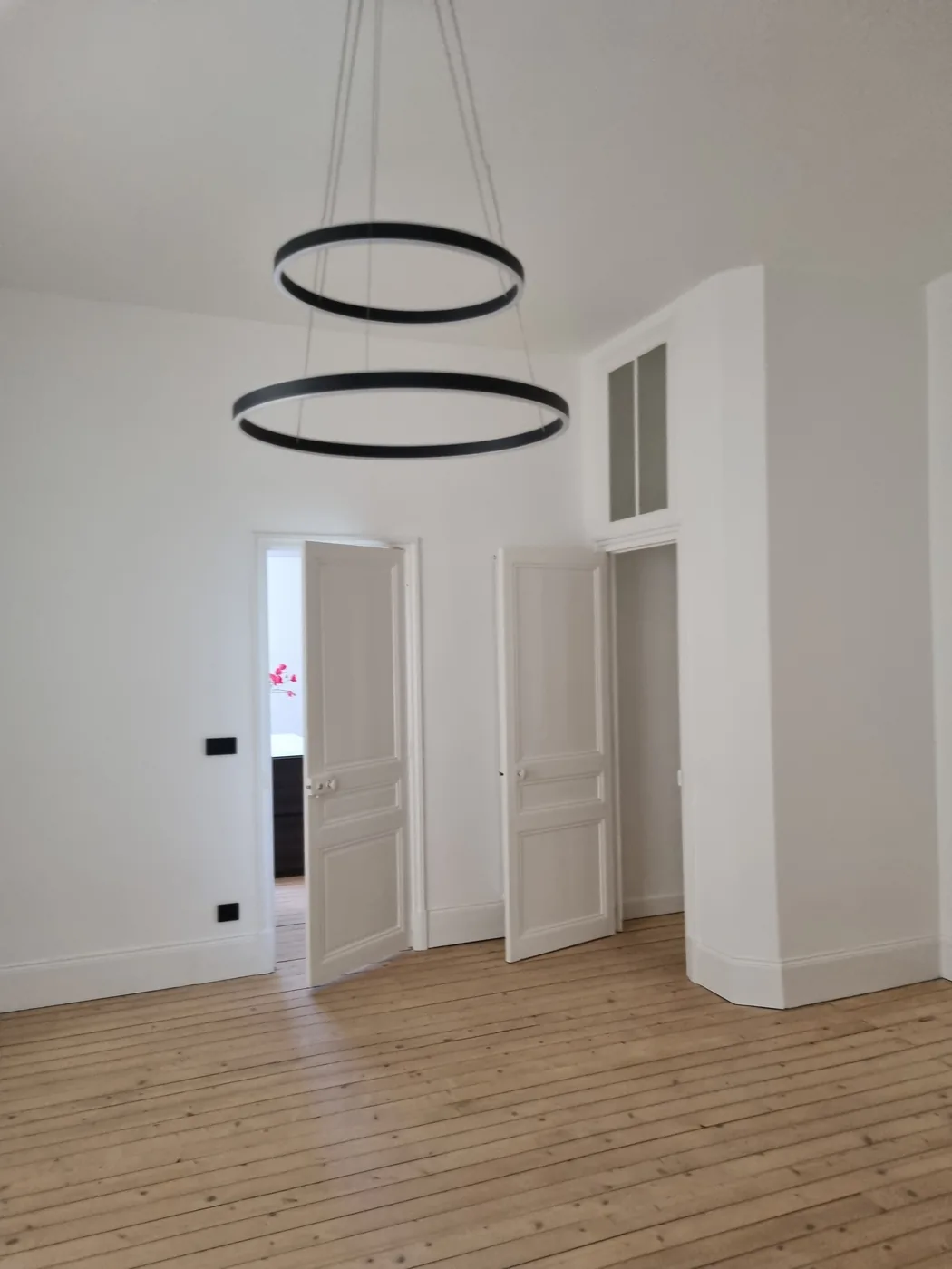 Lustre à anneaux LED et commandes KNX dans un séjour