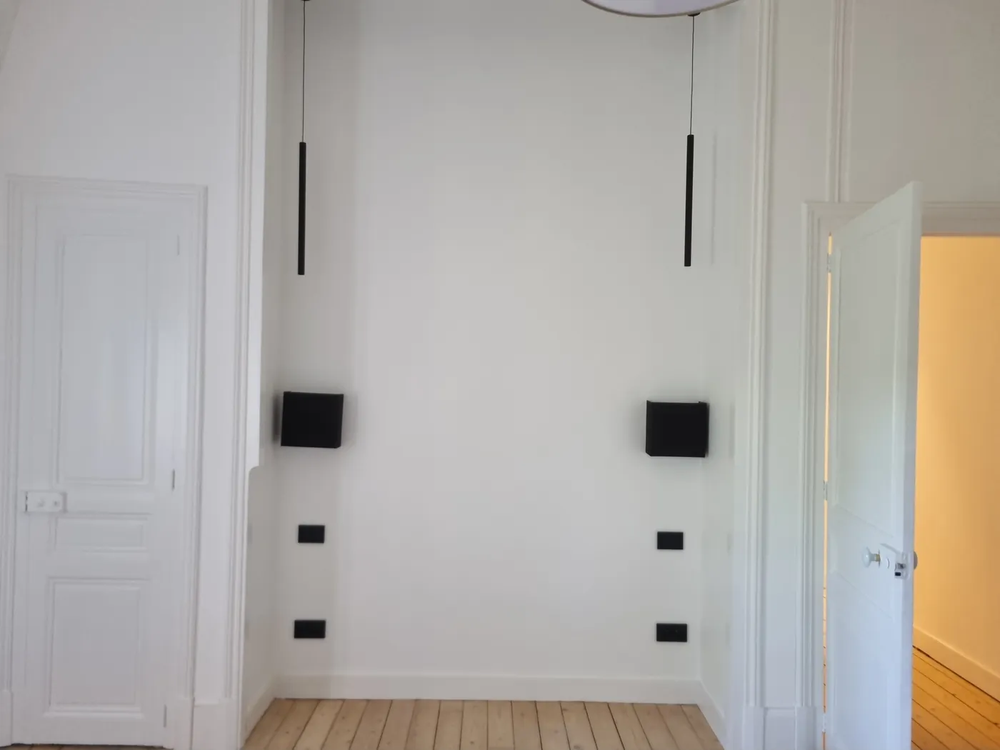 Modules domotique MyHome sur le mur d'une chambre