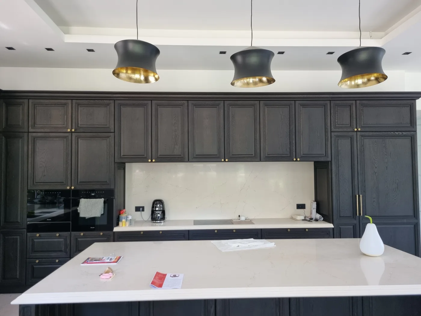 Suspensions design au-dessus d'un îlot de cuisine