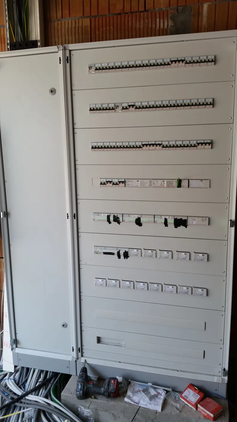 Grand tableau électrique domotique en cours de câblage